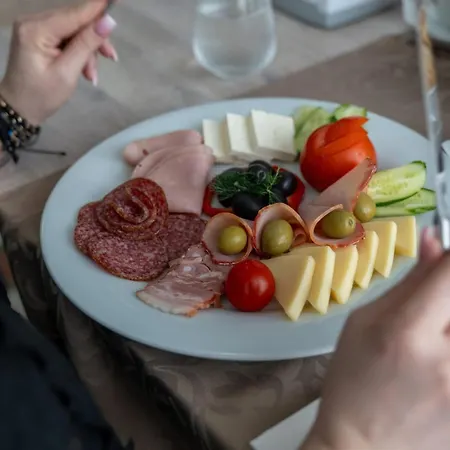 Complex Balnear Cozia - Corp Caciulata Szálloda Călimăneşti